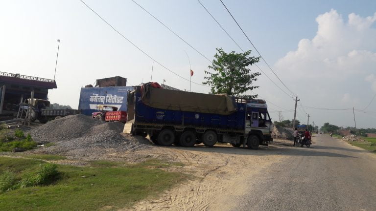 बाटोभरि गिट्टीबालुवा ढुङ्गा, यात्रीलाई सास्ती