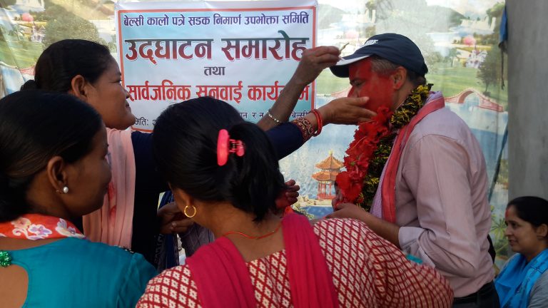 विप्लव नेतृत्वको माओवादीले कालोमोसो दलेको प्रकाशचन्द्र ढुंगानालाई गाउँका सर्वसाधरणले गरे सम्मान