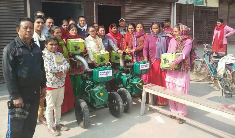 विपन्न वर्गका लागि माेटर र डिजलपम्प वितरण