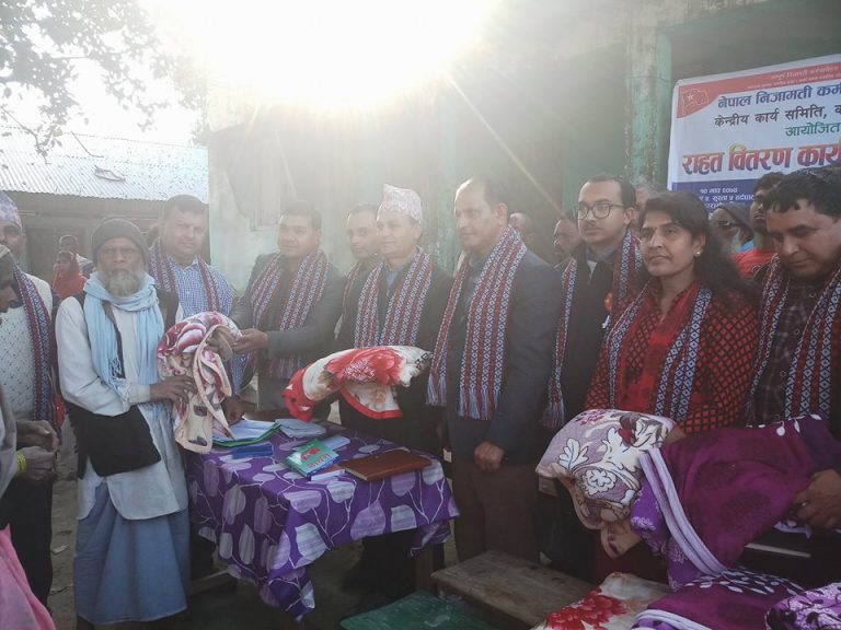 नवलपरासीमा कर्मचारीद्धारा चिसोबाट जोगाउनको लागी कम्मल वितरण