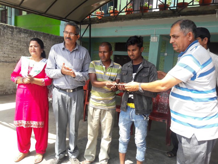 दुवै मृगौला फेल भएका विद्यार्थीलाई वडाअध्यक्षले गरे व्यक्तिगत सहयोग