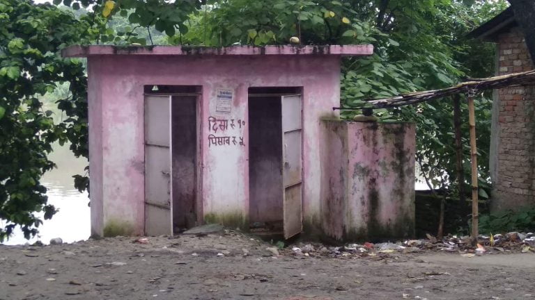 अव्यवस्थित साैंचालयले दिएकाे सास्ती