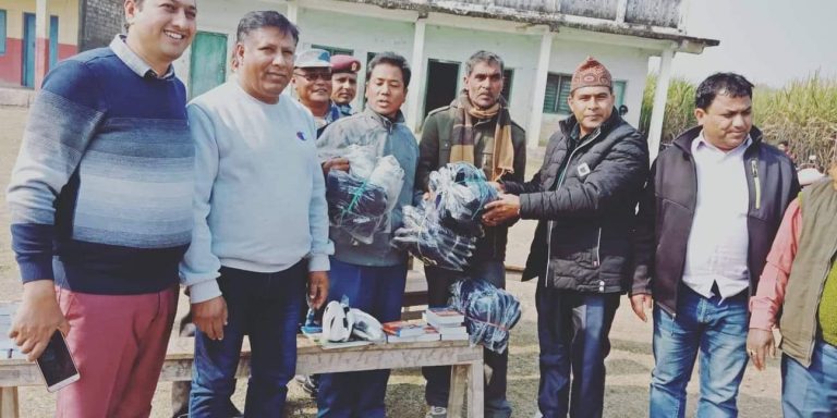 नवलपरासीको सुस्तामा एन प्याब्सन द्वारा न्यानो कपडा र शैक्षिक सामग्री बितरण