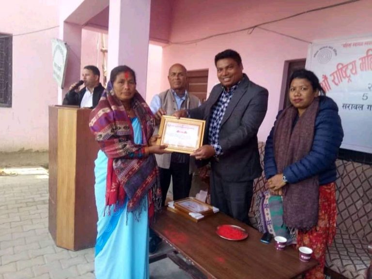 १५ औं महिला स्वास्थ्य स्वयंसेविका दिवसमा ब्याग बितरण