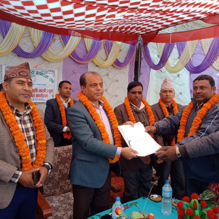 कृषिमन्त्री खनालद्वारा सुस्ता र प्रतापपुर गाउँपालिकाको कृषि क्षेत्र अनुगमन