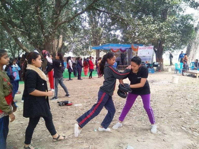 सरावलमा किशोरीलाई आत्मरक्षा तालिम