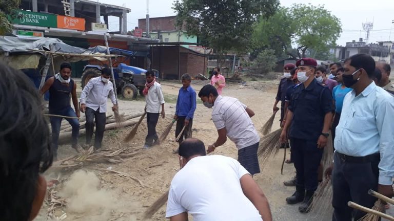 स्थानीय र प्रहरीले गर्‍यो बजारकाे सरसफाइ
