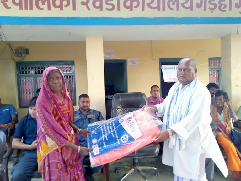 गरुडा नगरपालिका वडा २ मा राहत वितरण, स्थानीय खुशी