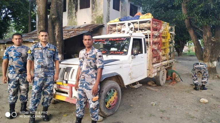 सीमामा फेरी कुखुरा बरामद