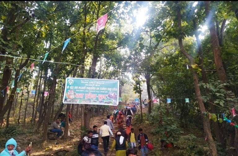 नवलपरासीकाे सुन्दर पर्यटकिय स्थल मदारस्थानमा विदेशी पर्यटक
