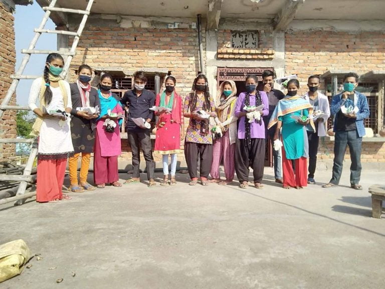 सरावल गाउँपालिकाद्वारा सम्बाद किशोर किशोरीलाई मास्क, सेनिटाइजर र साबुन बितरण