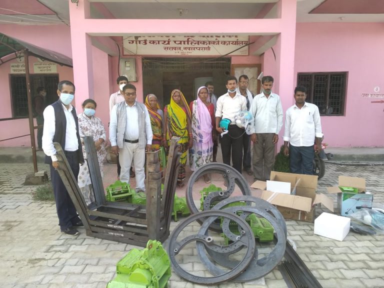 व्यवसायिक कृषकलाई कृषि उपकरण हस्तान्तरण