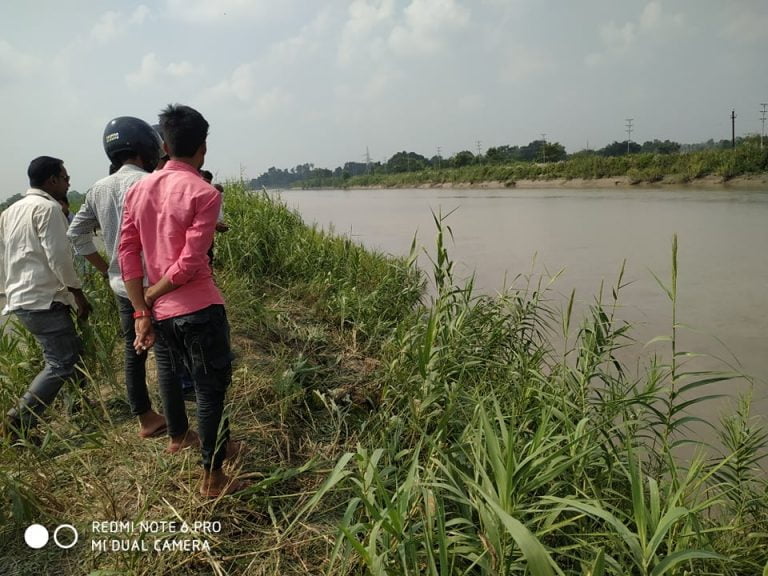 मटर बाेकेकाे गाडी दुर्घटनामा, गण्डक नहरमा पल्टिदा गाडी निकाल्न कठिनाई