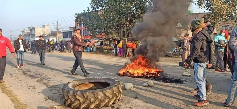 कैलालीमा ८ घण्टादेखि पूर्वपश्चिम राजमार्ग अवरुद्ध