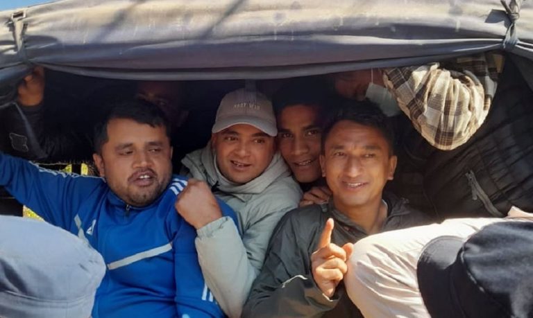 दोलखाका ७ पत्रकार प्रहरी नियन्त्रणमा