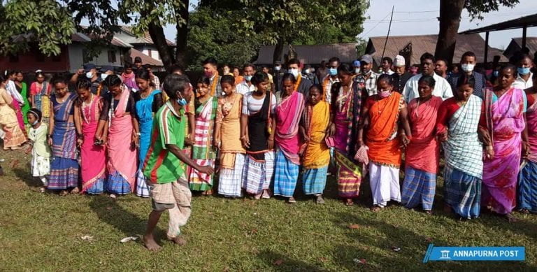 सीडीओलाई सन्थाल समुदायले भने, ‘वंशजको आधारमा नागरिकता देउ’