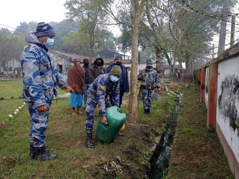 सशस्त्र प्रहरीद्वारा घरेलु मदिरा नष्ट