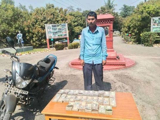 भारतीय नम्बरको मोटरसाइकल सशस्त्र प्रहरीकाे नियन्त्रणमा