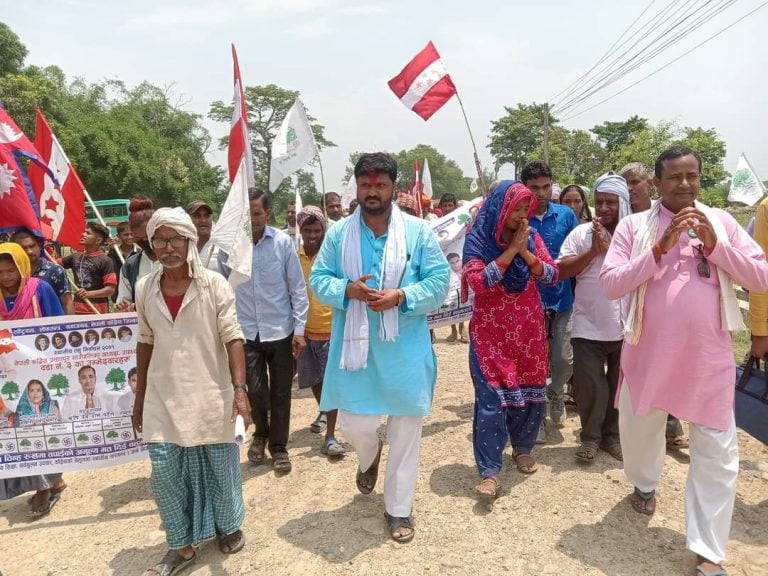 अध्यक्ष पदका उम्मेदवार उमेश यादव घरदैलोमा