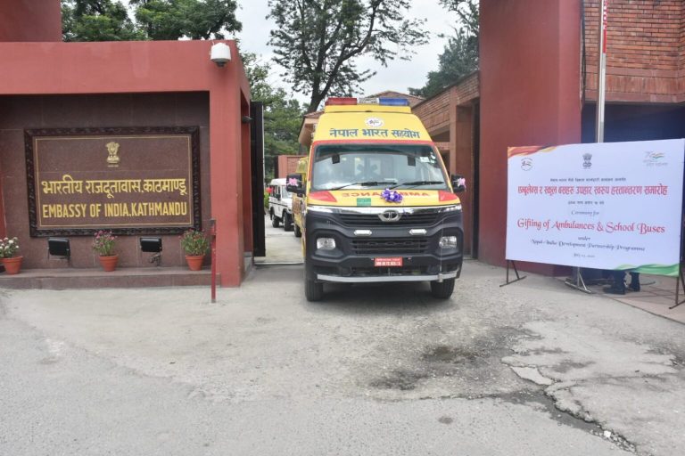 भारत सरकारले उपहारमा दियो ७५ एम्बुलेन्स र १७ विद्यालय बस