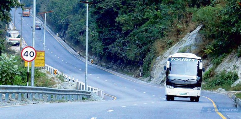 पहिरोले अवरुद्ध  नारायणगढ मुग्लिन सडक ६ घण्टापछि खुल्यो