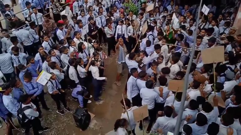 रामग्राम नगरपालिका घेराउ, विद्यार्थीद्वारा शिक्षक सरुवाको विरोध