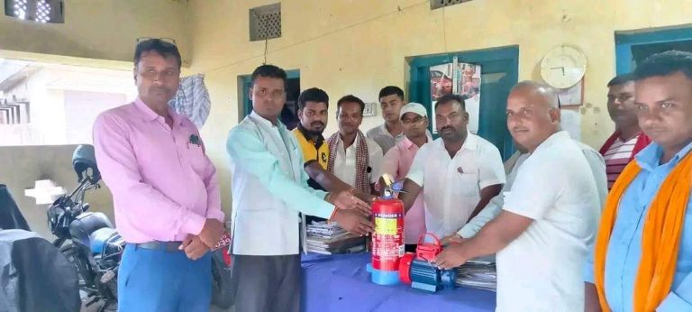 जसपा युवा नेता साह द्वारा प्रहरी चौकी महुवनलाई फायर सिलिन्डर र मोटर हस्तान्तरण