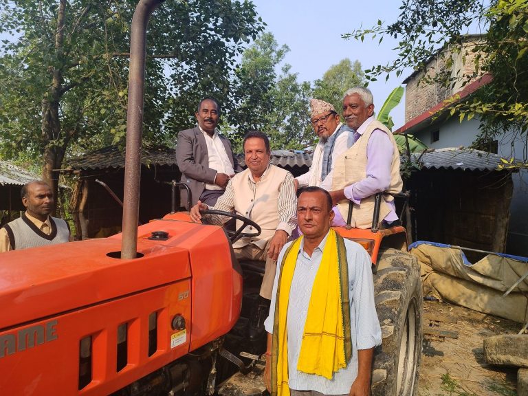 ट्र्याक्टर चालकको सिटमा विनोद चौधरी