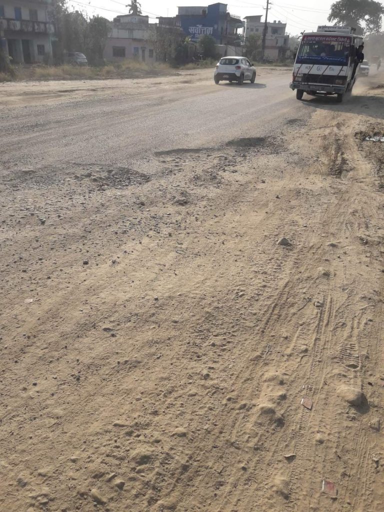 बर्दघाट सडक निर्माणमा ढिलाईकाे विराेधमा एकल अभियान