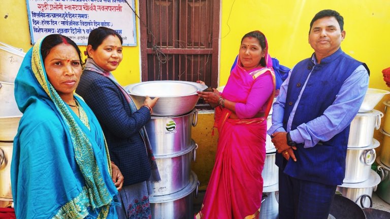 प्रतापपुरमा महिला समुहलाइ भांडा वितरण