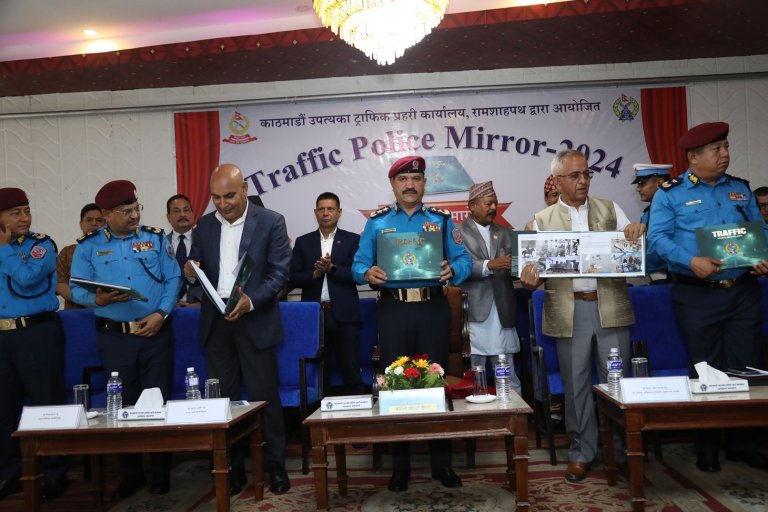 प्रहरी महानिरीक्षक बसन्त बहादुर कुँवरबाट Traffic Police Mirror विमोचन