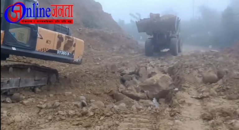 दाउन्नेमा फेरी भासियाे राजमार्ग, यातायात ठप्प