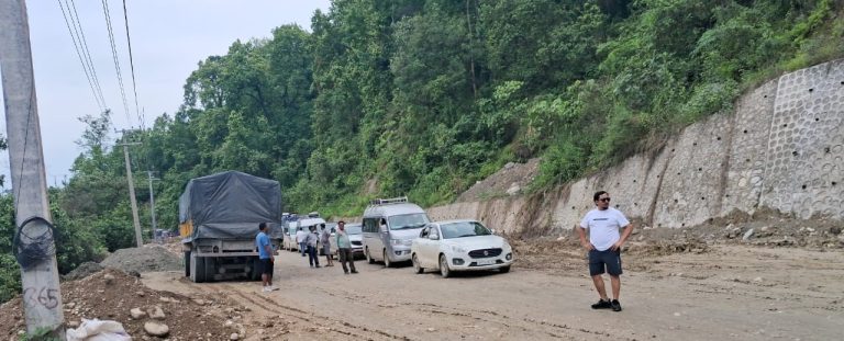दाउन्ने सडक खण्डमा २२ कि.मी. लामो जाम, यात्रुहरूको जीवन जोखिममा