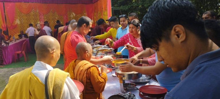 थेरवाद भिक्षुहरू असार पूर्णिमादेखि तीन महिने बर्खाबासमा कोठामै बस्दै