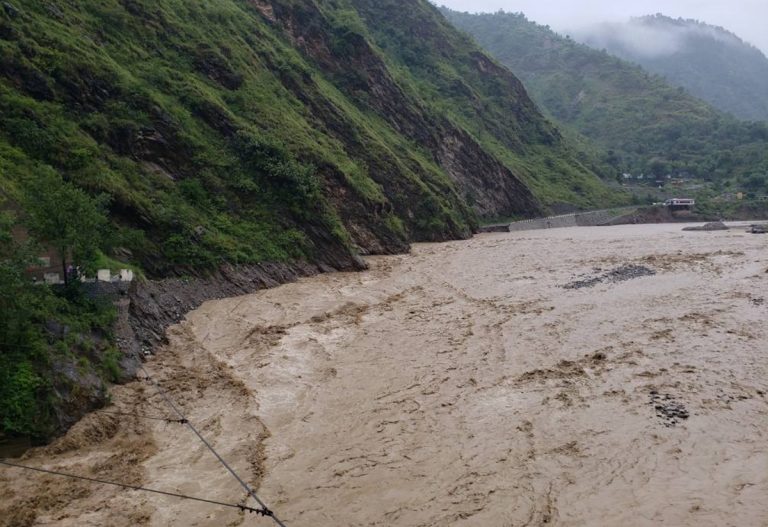 रोशी खोलाको बाढीले क्षतिग्रस्त बीपी राजमार्गमा पुनः अस्थायी डाइभर्सन निर्माण सुरु